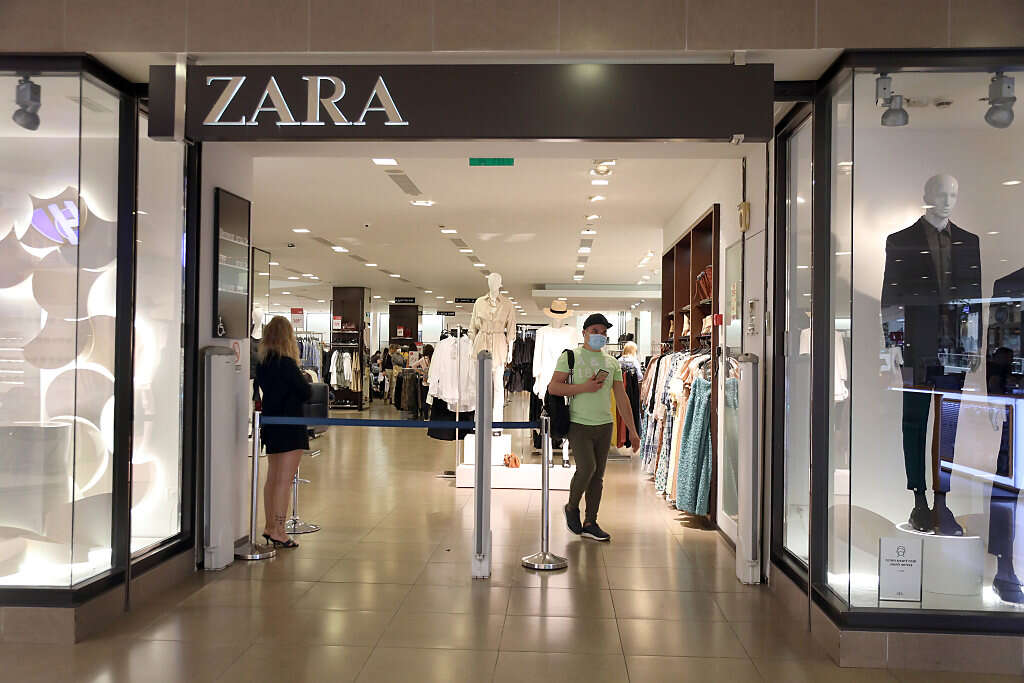 La nouvelle collection Zara: une ravissante cape longue en velours et sequins à prix abordable pour 2023 !