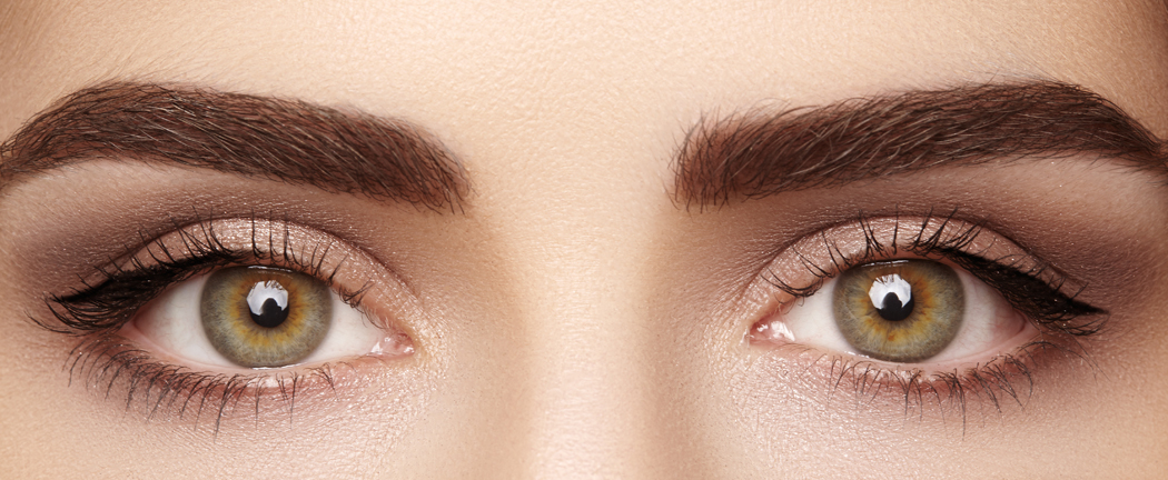 Comment maquiller les yeux sensibles sans agresser la peau ? Des conseils et astuces pour une mise en beauté en douceur.