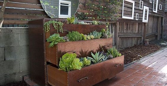 Comment transformer une vieille commode en jardin : astuces et conseils pour un relooking écologique et original