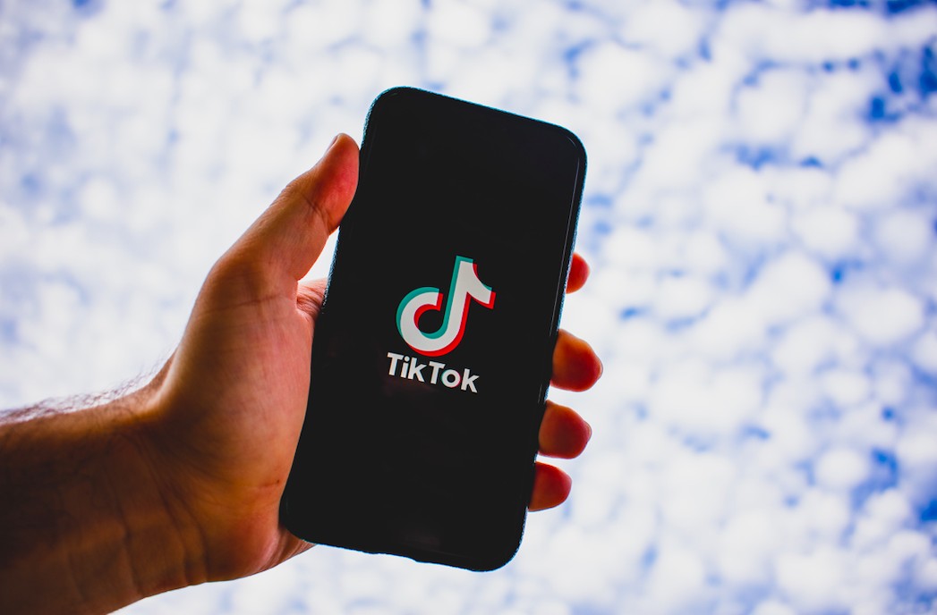 Pourquoi l'effet de transition de forme en cascade sur TikTok séduit tant d'utilisateurs : décryptage de cette tendance virale