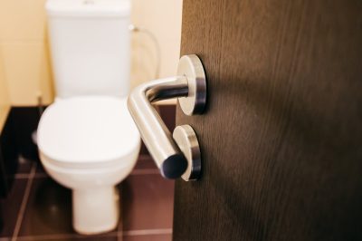 Règle peu connue pour le nettoyage d'or des toilettes : deux produits suffisent seulement.