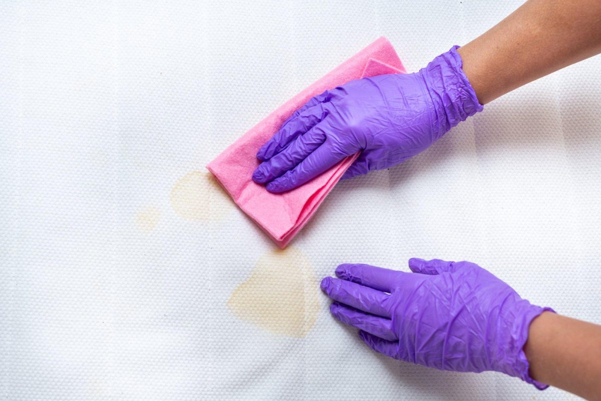 Une femme de ménage explique comment éliminer les taches de matelas avec les produits disponibles à la maison