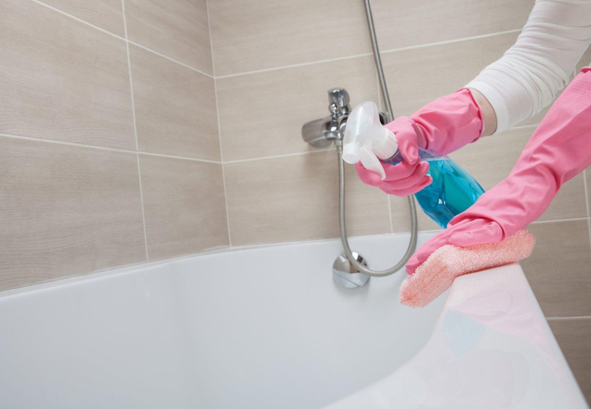 Une femme de ménage partage ses secrets professionnels : les gens ne savent pas du tout comment nettoyer la salle de bain